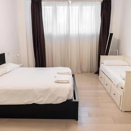 Elegante E Spazioso Quadrilocale In Porta Venezia Apartament