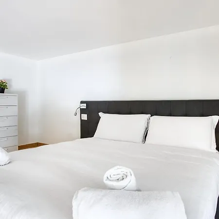 Joivy Charismatic 1-bed Flat With Parking Апартаменты *