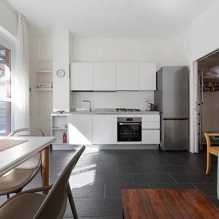 Guesthost - Industrial Design Near M4 Tolstoj * Milán