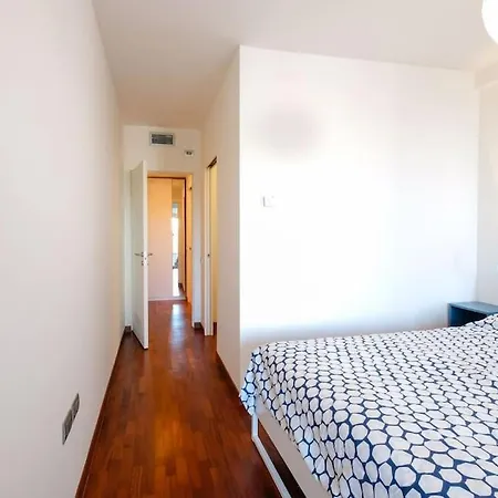 Cozy With Spacious Veranda Apartment Mailand