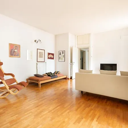 Cozy With Balcony - Porta Romana District * Milano