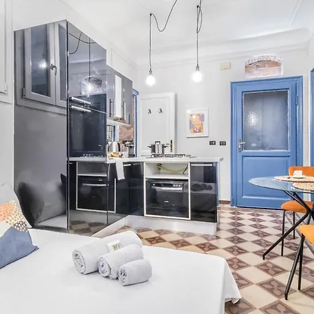 Appartement Center Elegant Flat 4-pax - Metro M1 - Fast Wifi - Ac & Balcony Milaan