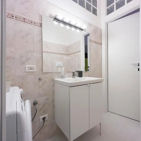 Xenia - Stylish Colorful Apt- Upbeat & Well-connected Area Μιλάνο