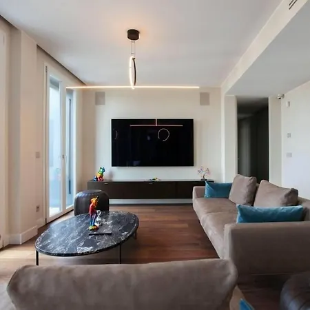 Luxury With 2 Bedroom In Porta Nuova Prázdninový dům *