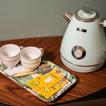 Linate Airport Elegant Suite,tram 1 Minute Away Апартаменты *