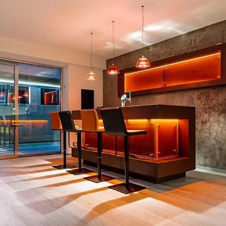 Stylish 4-bedroom In Holiday home *