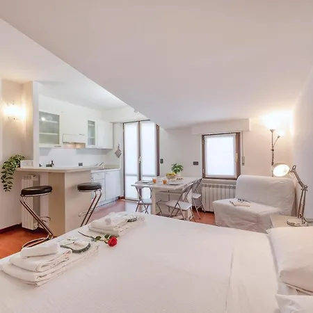 Apartment Ferrucci, 6 - Monolocale Al Settimo Cielo *