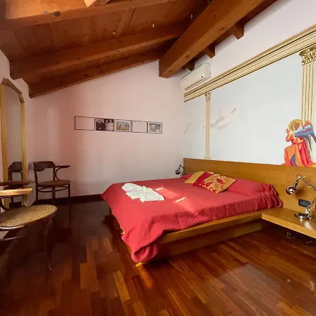 The Pretty Attic Apartment *