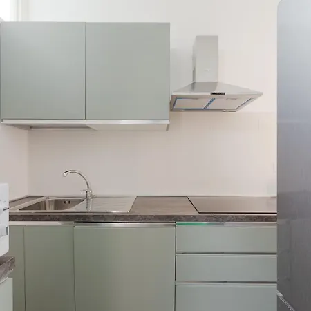 Guesthost - Cagnola Cozy With Balcony