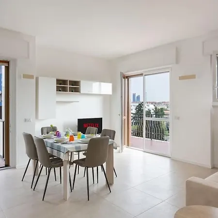 Moderno, Luminoso, Spazioso Con Vista ميلان