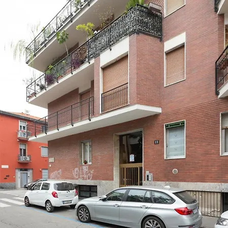 Guesthost - With Huge Terrace- Calvairate District Apartament *