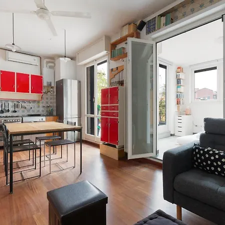 Guesthost - With Huge Terrace- Calvairate District Apartament