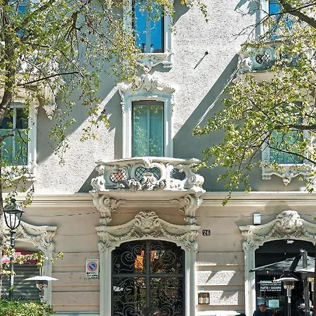 Posh Isola District Pure Milanese Style Near Brera Apartment
