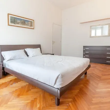 فندق Double In The Center - 20 Min Walk From Duomo ميلان