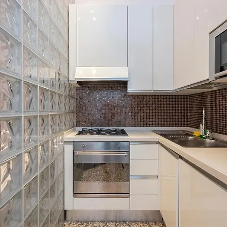 Xenia - Elegant Two-room In Porta Venezia *