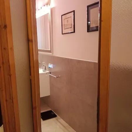 Anna Ampia Stanza Privata Milan