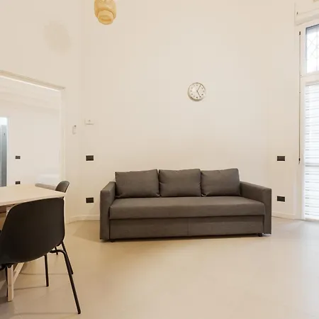 Guesthost - Cozy Corner With Balcony And Private Garage!