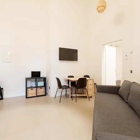 Guesthost - Cozy Corner With Balcony And Private Garage! *