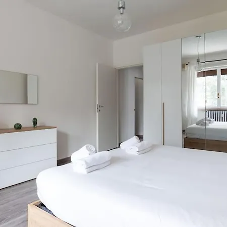 Апартаменты Easytopstay - Large Close To Metro