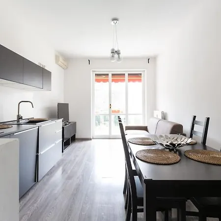 Апартаменты Easytopstay - Large Close To Metro Милан