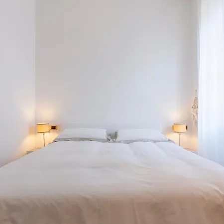 At - Turati/porta Nuova *