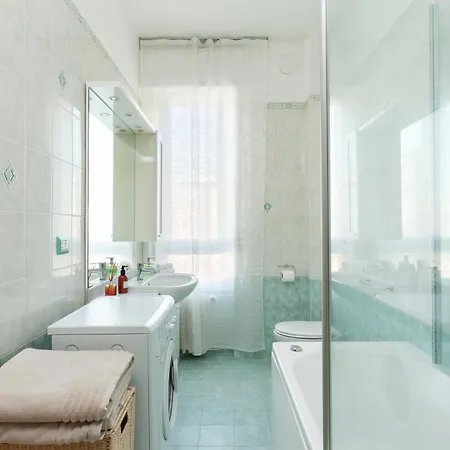 Two Spacious Bedrooms 1 Minute To Metro Stop アパート *