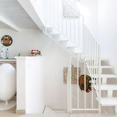 Elegant Triplex Townhouse With Luxe Terrace דירה