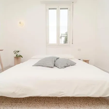 Trilocale Minimal Sui Navigli Milánó