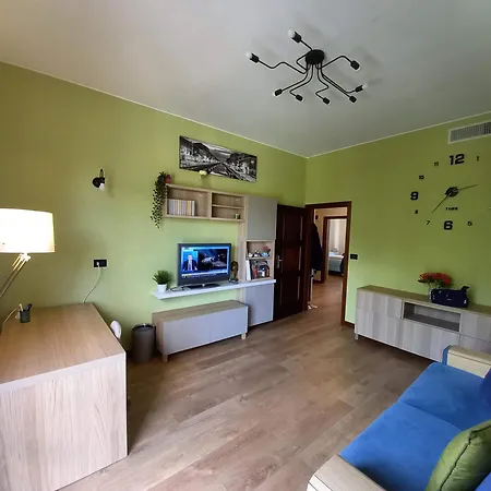 Bright Two-room Overlooking The Park 公寓