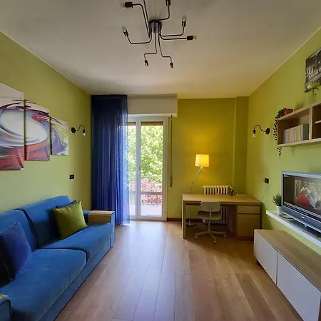 Bright Two-room Overlooking The Park 公寓
