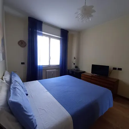 公寓 Bright Two-room Overlooking The Park