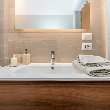 Art Around In Monti House 4*