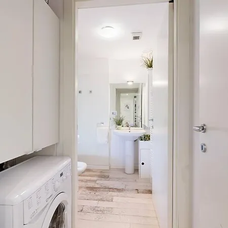 Mirrors House Chic In The City Center