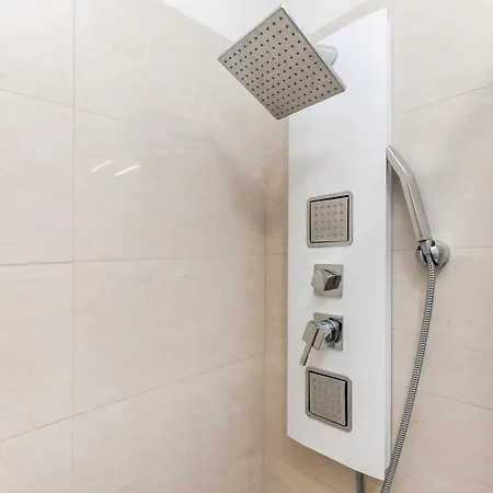 Apartamento Stile E Comodità Nel Vivace Centro Di