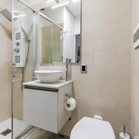 Stile E Comodità Nel Vivace Centro Di Milão