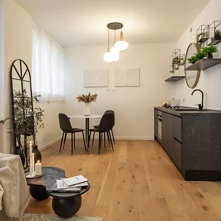 45royal Stylish House Center *