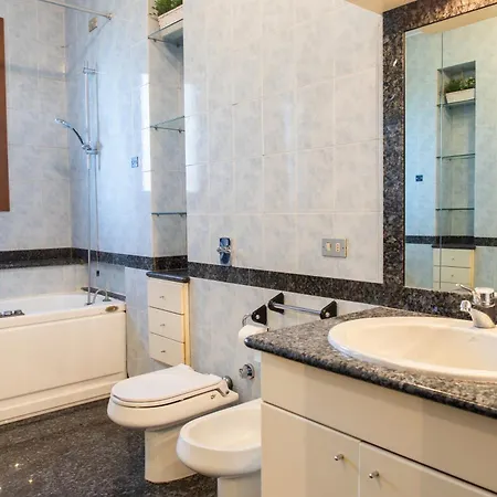 Apartamento Ampio Con Terrazzo, 3 E 2 Bagni A 2 Passi Dalla Metro *