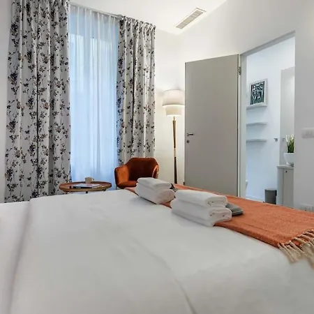 Central Station & Shuttle Airport Stop 2' Walk Apartment Milan
