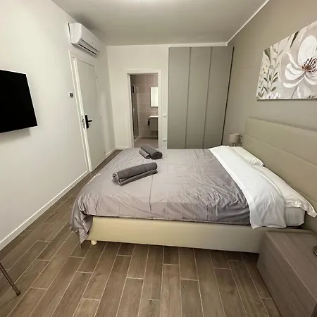 Casa Bianca - Metro E Stazione Sotto Casa Nocleg ze śniadaniem