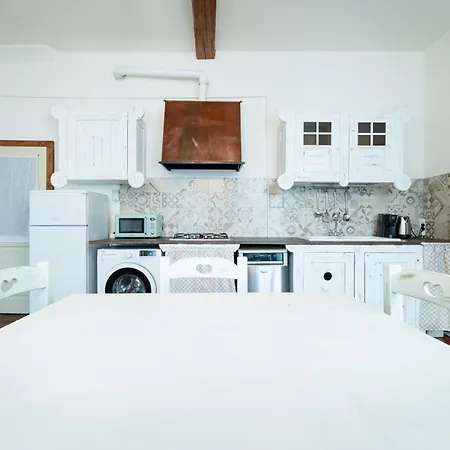 La Corte Di Emily Ap. 1 * Milano