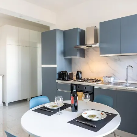 City Life - Fiera Strategic Flat - A/c & Wi-fi Апартаменты