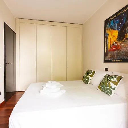 Moscova-brera Elegante Con Giardino Privato アパート ミラノ