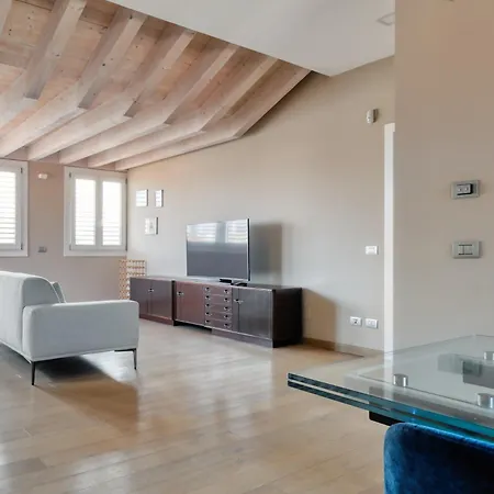 Joivy Elegant With Parking And Balcony