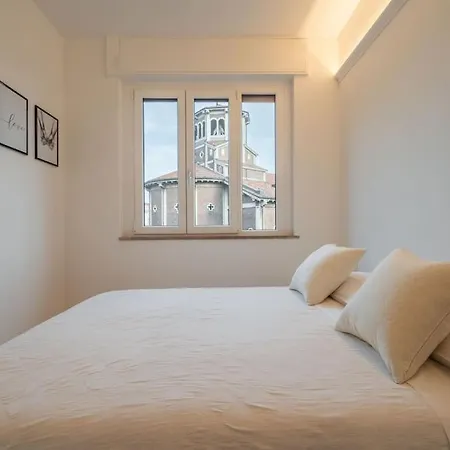 Chic In Nolo: Style And Comfort In *