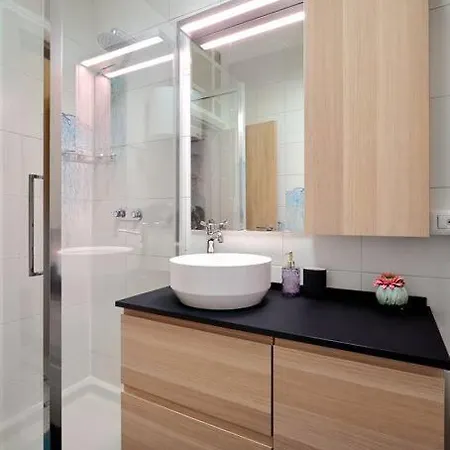Isola Suite-hosted By Sweetstay Apartment