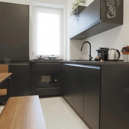 New Modern Flat 10 Minutes Walk From Station *