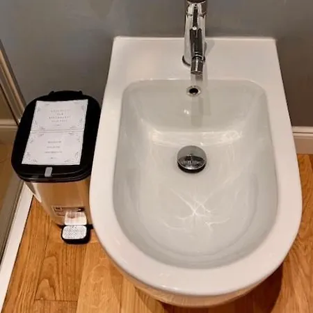 The Small White House In アパート ミラノ