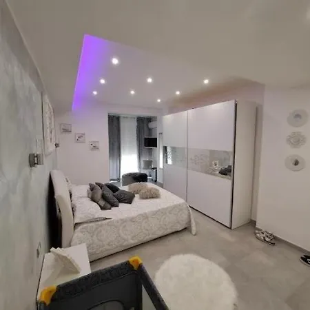 White Modern Close To The Red Metro 公寓