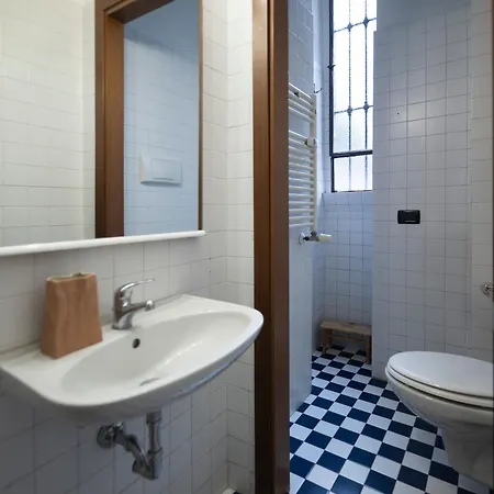 Ugo Bassi 23 アパート *