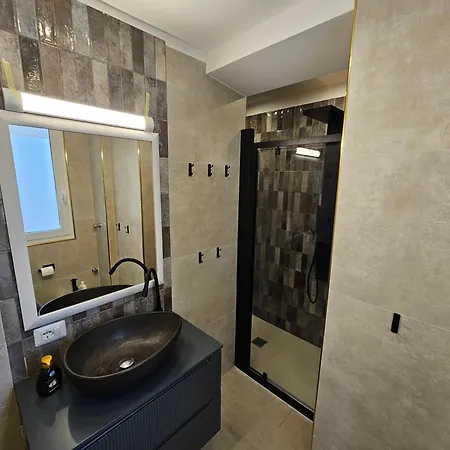 Exclusive Floor 2-bedroom Flat *